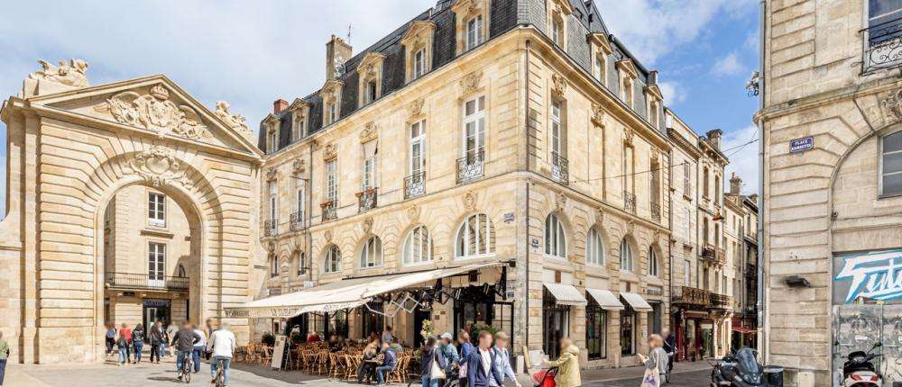 Behind its façade, listed as a Historic Monument, Hôtel Madame reveals a neoclassical architecture in blonde stone, symbolising the refinement and prestige of Bordeaux’s golden age.