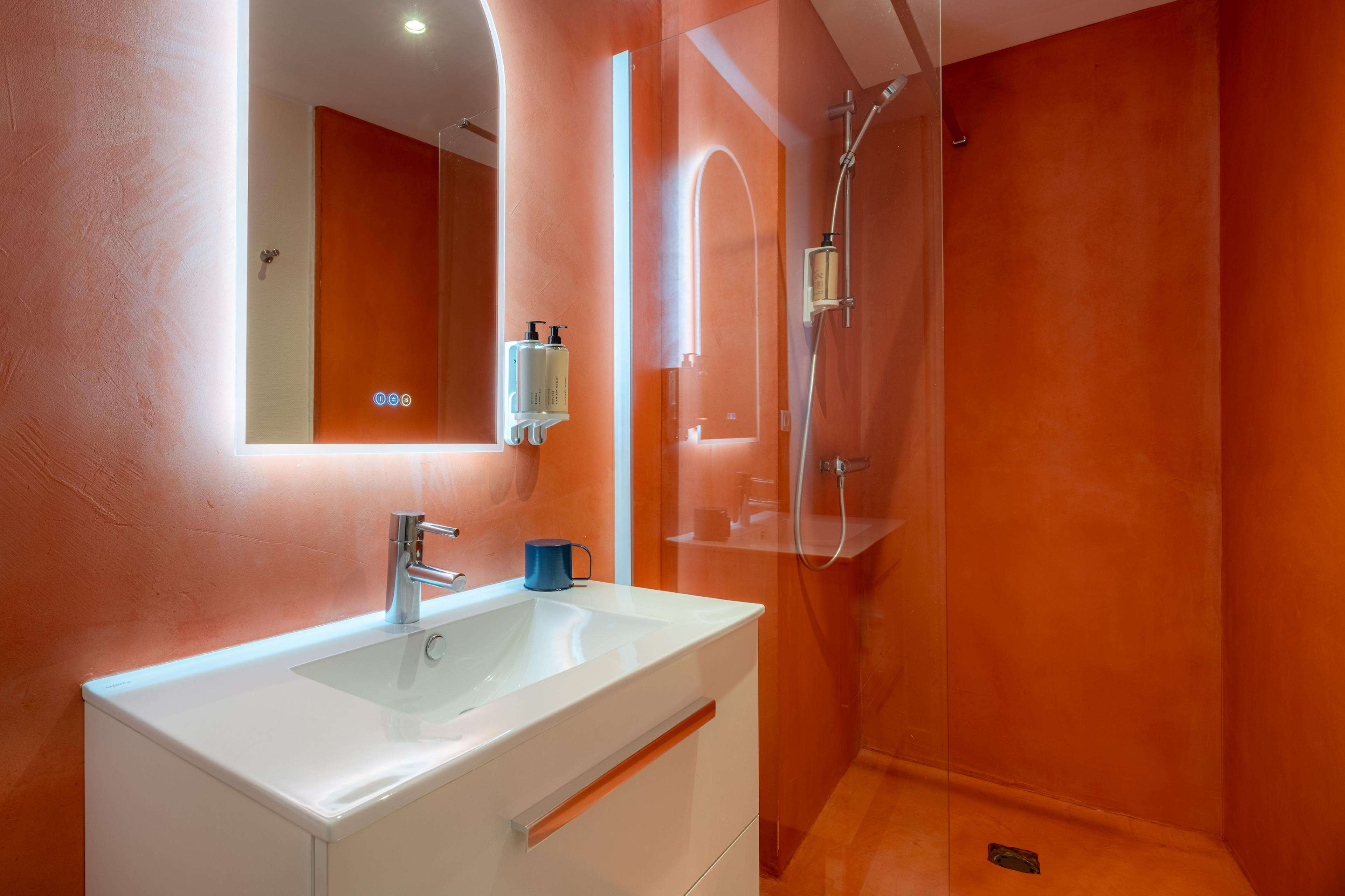 Madame Queen Deluxe Rooms