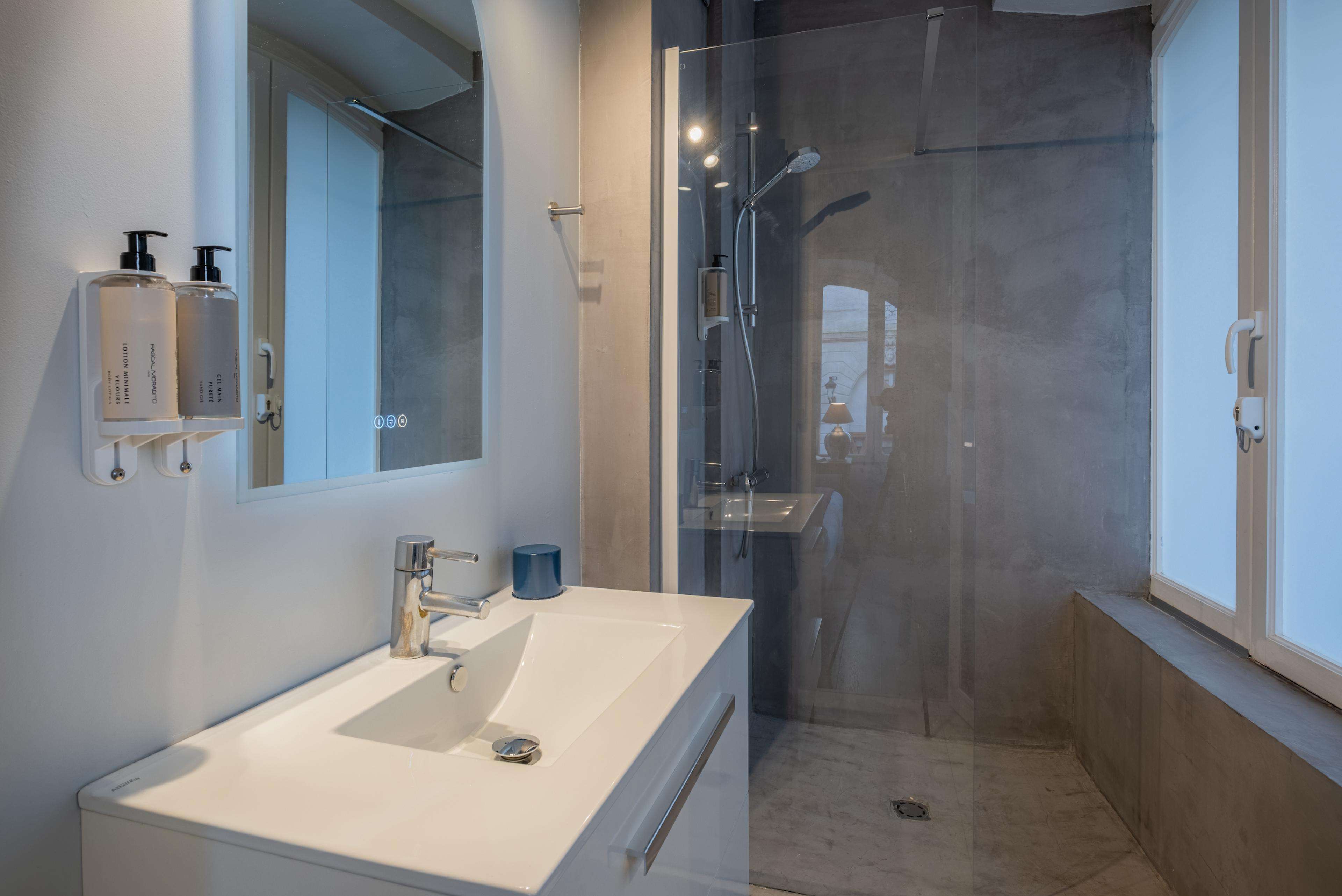 Madame Queen Deluxe Rooms