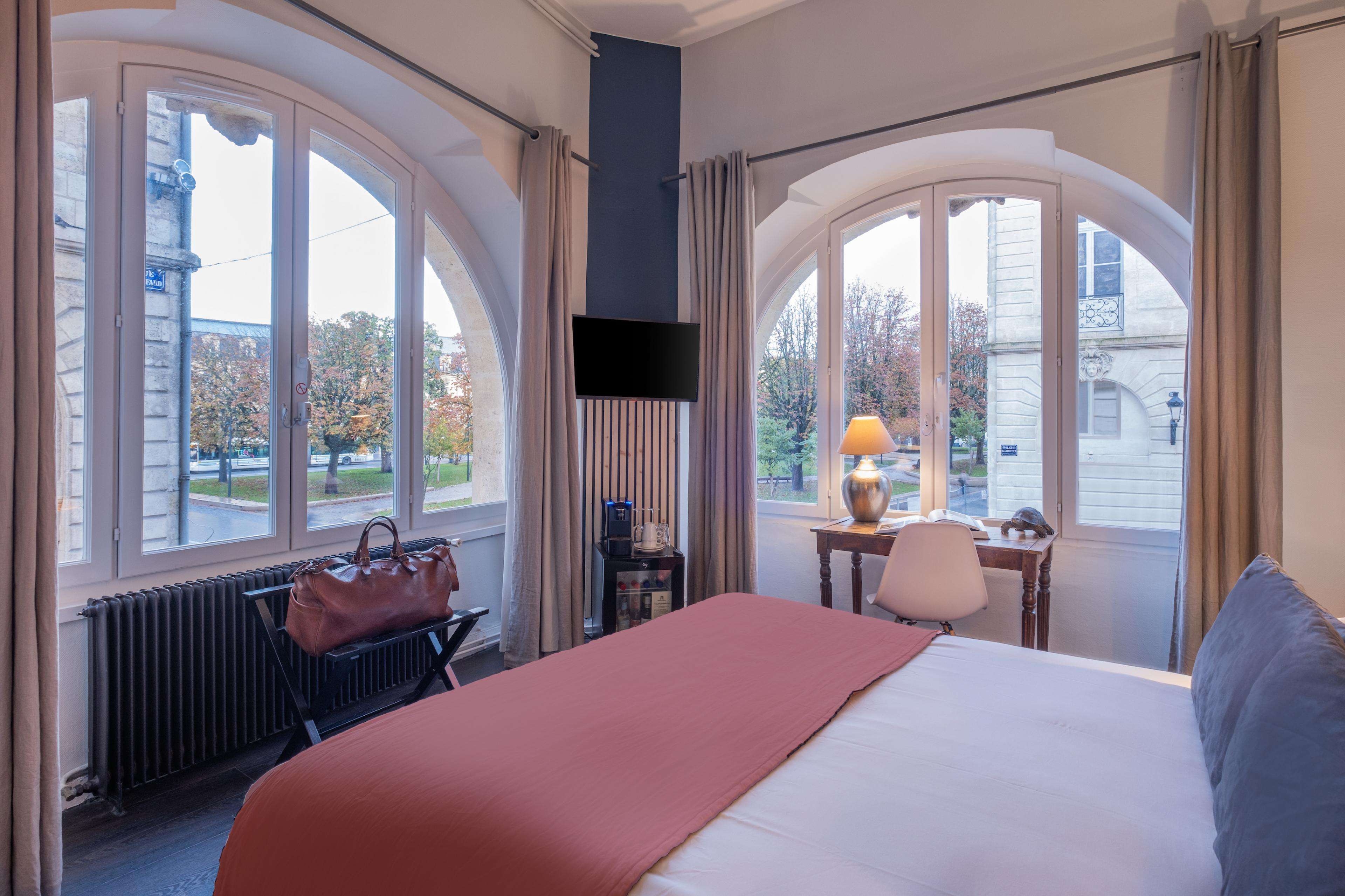 Madame Queen Deluxe Rooms